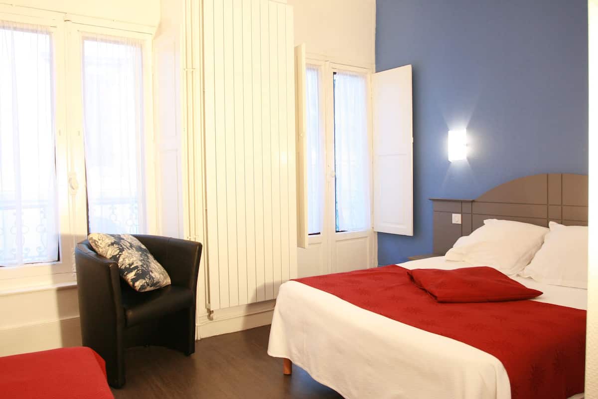 standard double room | 1 bedroom, individually decorated, individually furnished, desk