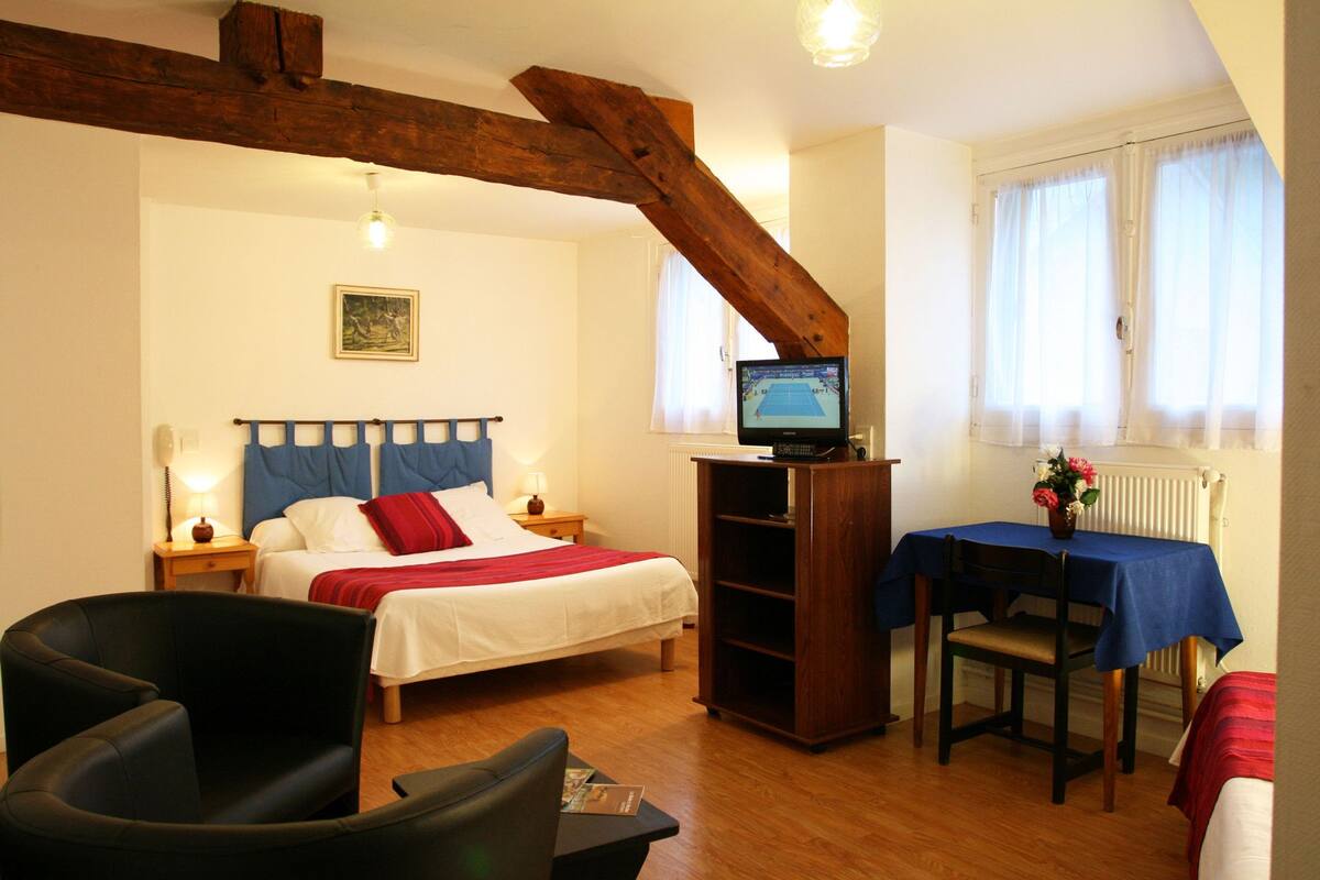 double room (mansardée) | 1 bedroom, individually decorated, individually furnished, desk