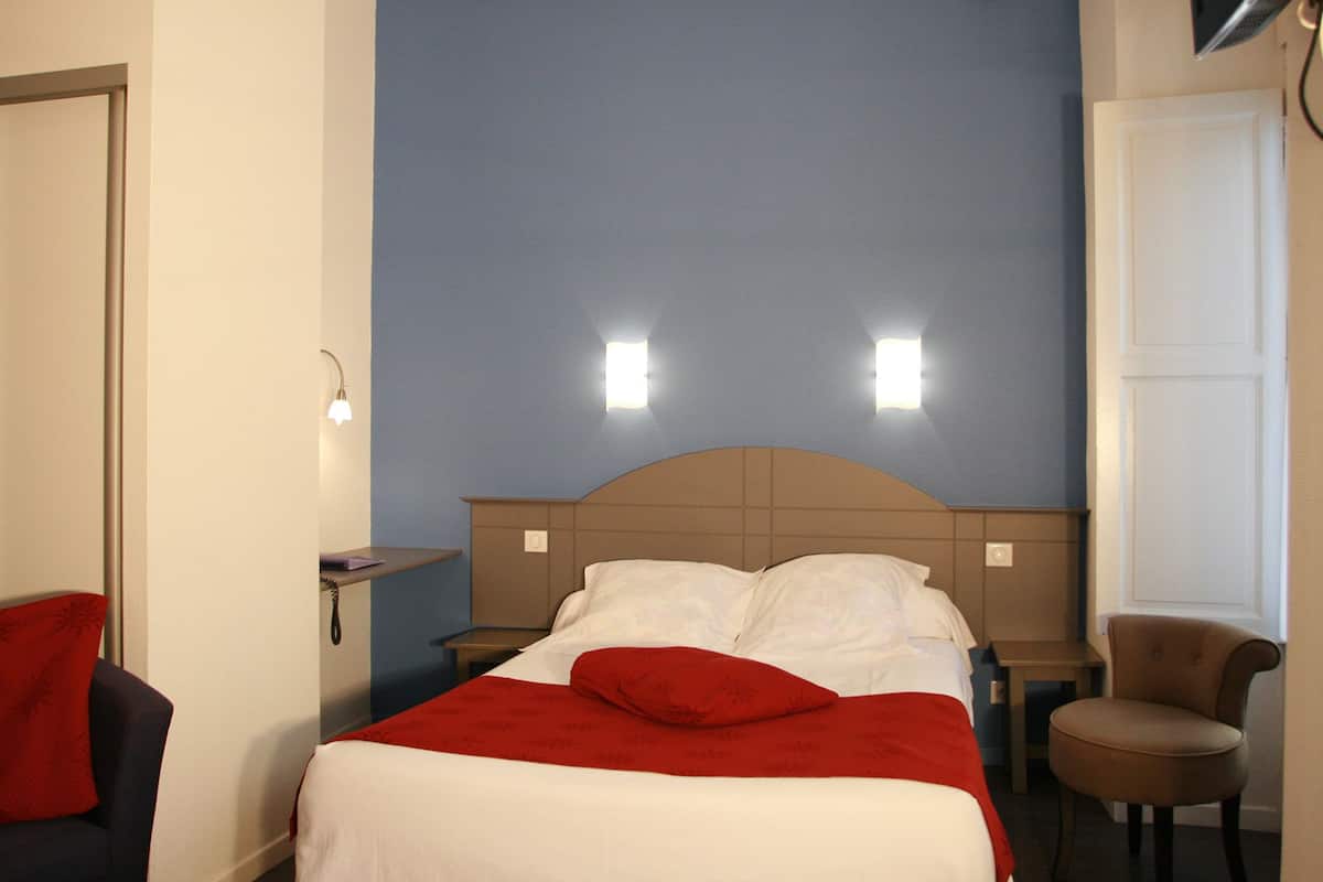 standard double room | 1 bedroom, individually decorated, individually furnished, desk