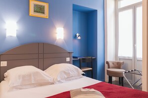 标准双人房 | 特色装修、特色家居、办公桌、遮光窗帘