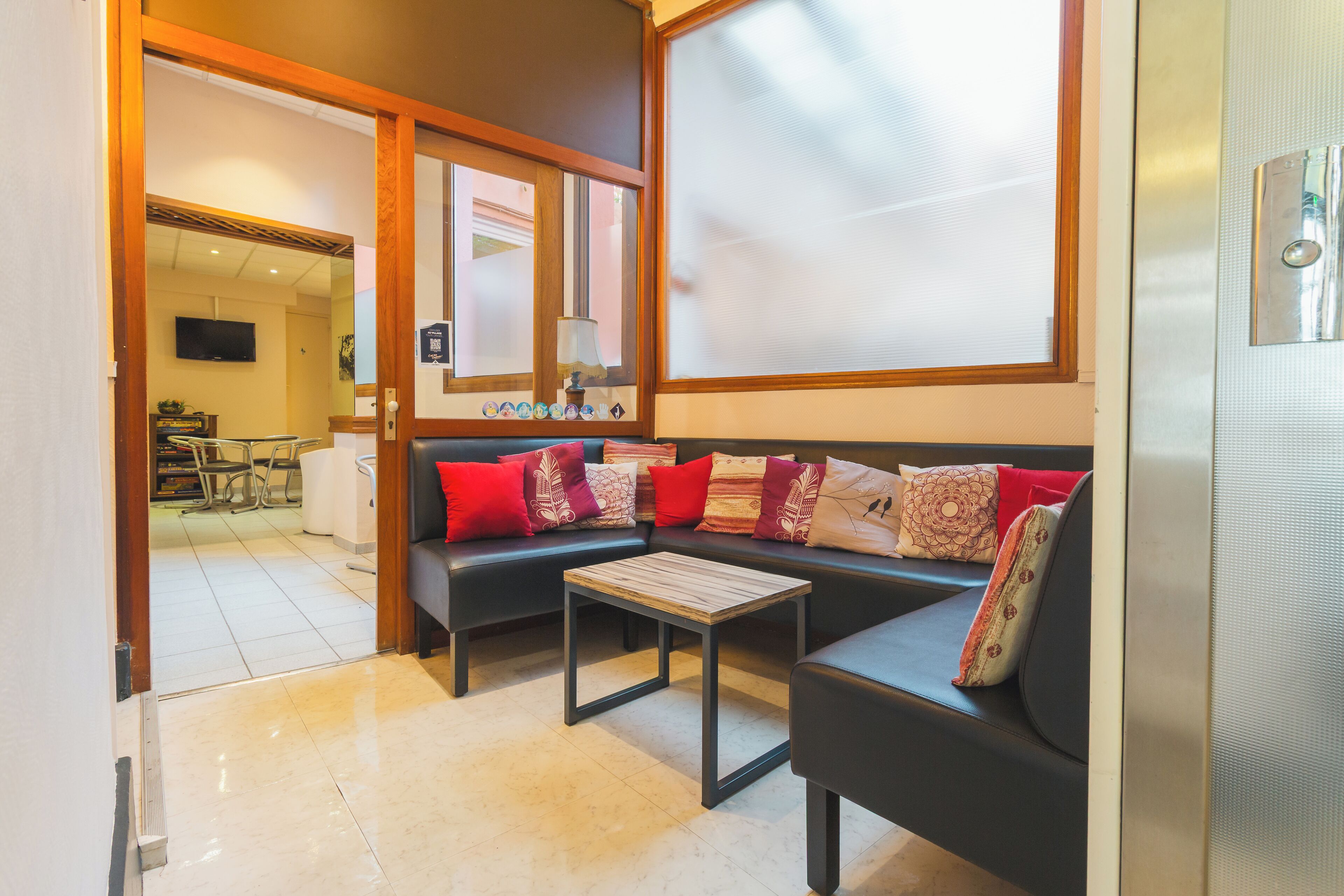 Télévision à écran plat, espaces bureaux