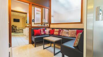 Flatscreentelevisie en een kantoor