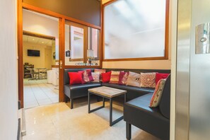 Téléviseur à écran plat, bureau