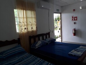 Vierpersoonskamer, 2 tweepersoonsbedden, gemeenschappelijke badkamer, hoek | Gratis wifi