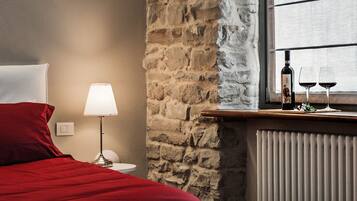 Deluxe tweepersoonskamer | Een bureau, verduisterende gordijnen, geluiddichte muren