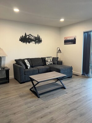 Leilighet, 2 queensize-senger | Oppholdsområde | Flatskjerm-TV