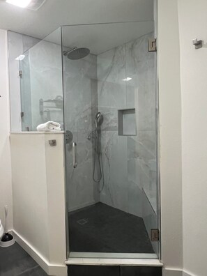 Condo Deluxe, 2 chambres | Salle de bain | Ensemble baignoire-douche, serviettes fournies