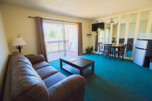 公寓式客房, 2 张大床 | 起居区 | 平板电视