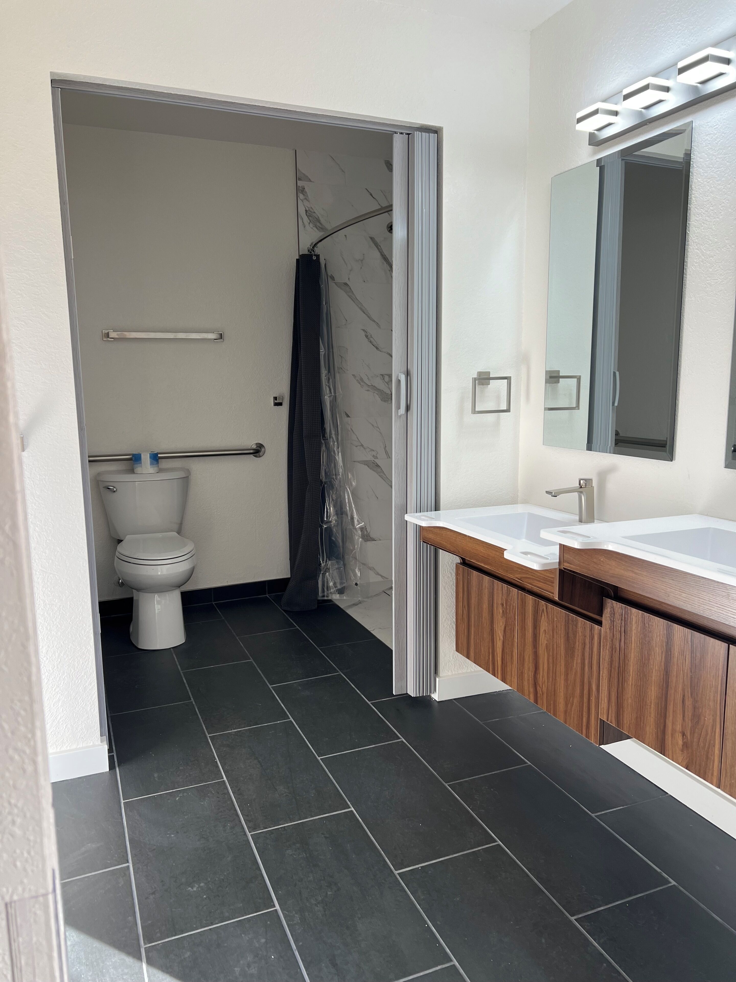 Appart'hôtel Deluxe, 2 grands lits, douche accessible en fauteuil roulant | Salle de bain