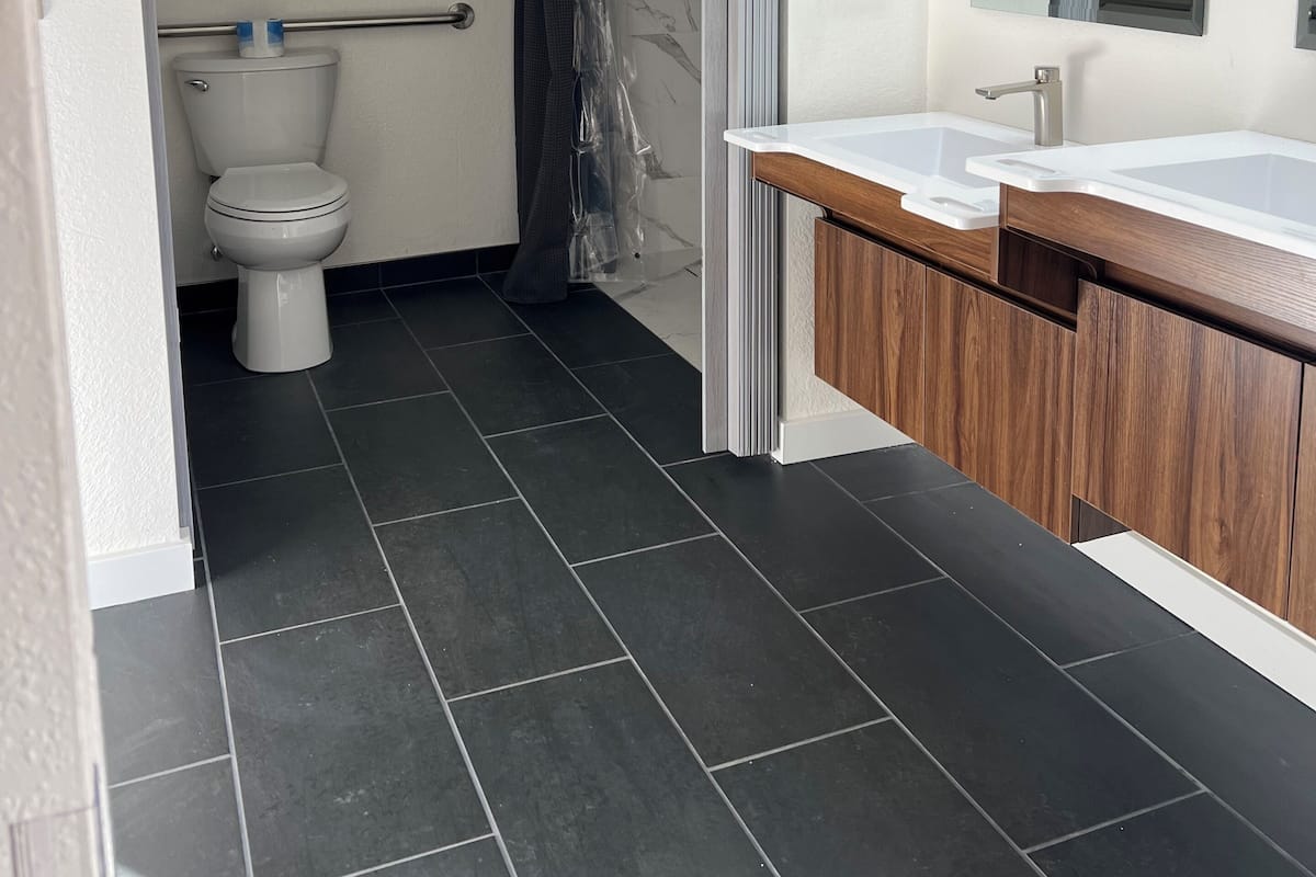 Condo Deluxe, 2 camas Queen size, regadera para personas con discapacidad | Baño | Tina con regadera y toallas