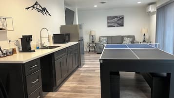 Deluxe-Apartment, 2 Schlafzimmer | Wohnbereich | Flachbildfernseher