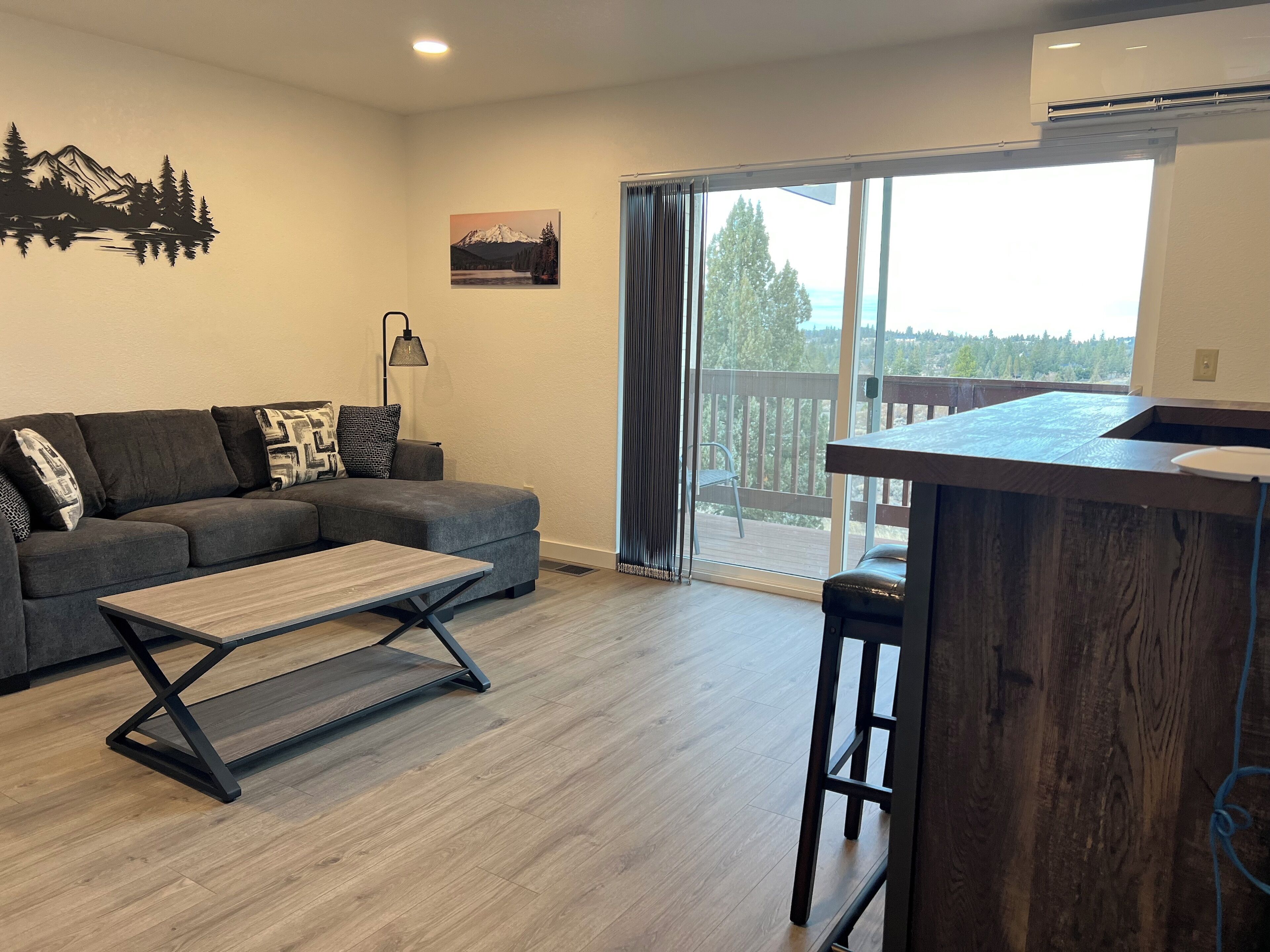 تلفزيون بشاشة مسطحة