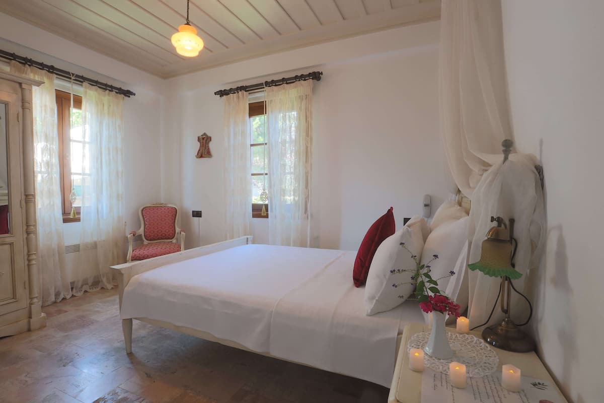 Camera Standard con letto matrimoniale o 2 letti singoli, 1 letto matrimoniale, vista giardino | Minibar, una cassaforte in camera, tende oscuranti, Wi-Fi gratuito