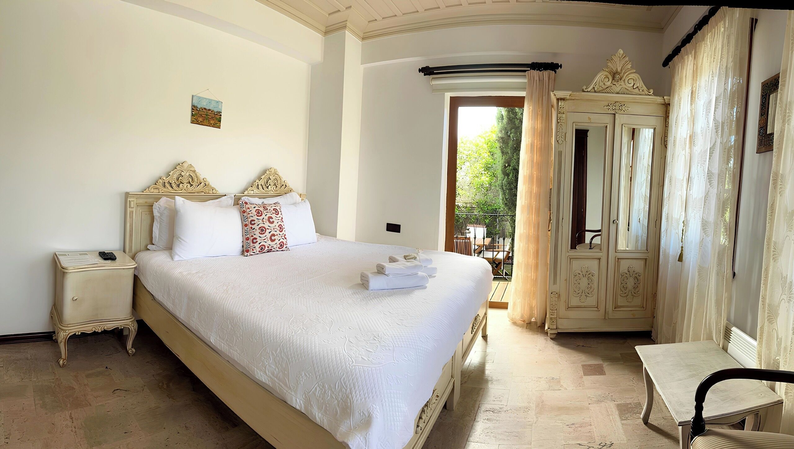 Chambre familiale, vue sur le jardin, côté jardin | Minibar, coffre-fort, rideaux d’obscurcissement, accès au Wi-Fi (inclus)