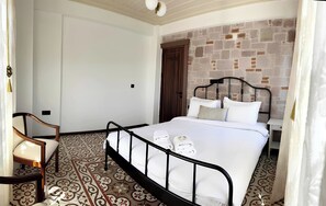 Kamar Keluarga, pemandangan kebun, area taman | Minibar, brankas, tirai kedap cahaya, dan Wi-Fi gratis