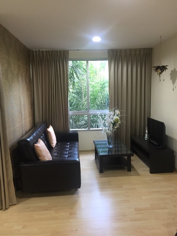 One Bedroom Apartment | Nappali | LCD-tévé