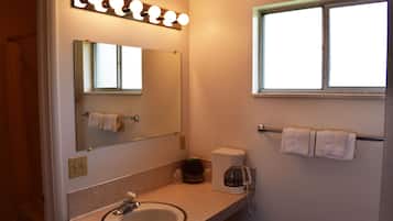 Chambre simple Standard, 1 grand lit, non-fumeur | Lavabo de la salle de bain