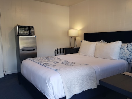 Standard Room, 1 Queen Bed, Non Smoking | 1 bedroom, free WiFi, bed sheets