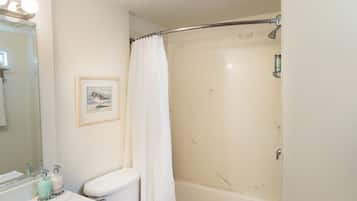 Bañera con ducha, artículos de tocador de diseñador