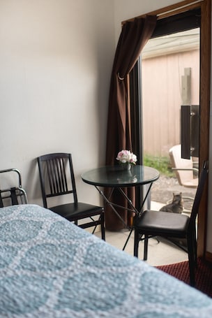 Premium Suite, 2 Queen Beds, Non Smoking | Free WiFi, bed sheets. Cozy Mountain Motel