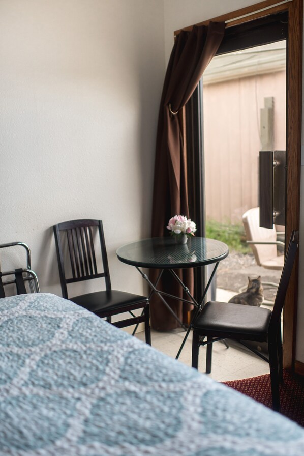 Premium Suite, 2 Queen Beds, Non Smoking | Free WiFi, bed sheets - Cozy Mountain Motel  (Austin)