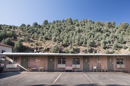 Exterior. Cozy Mountain Motel