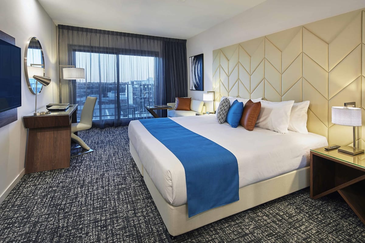 Estudi | Caixa forta a l'habitació i escriptori