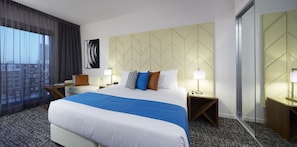 Studio Apartment | In-room safe, desk, laptop workspace, blackout drapes