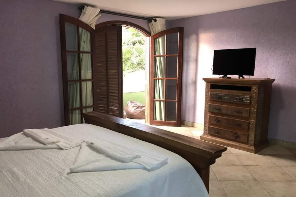 1 quarto, roupas de cama premium, frigobar, escrivaninha