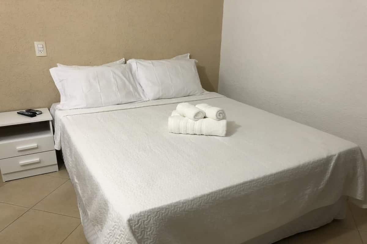 1 bedroom, premium bedding, minibar, desk