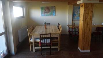 Desayuno con opciones de la cocina local diario (RON 20 por persona)