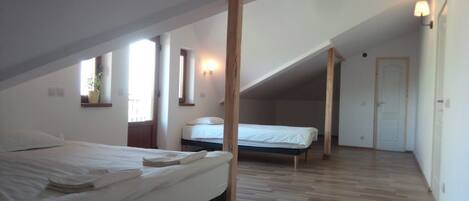 Familie vierpersoonskamer, Meerdere bedden, privébadkamer, uitzicht op de binnenplaats | Babybedden (toeslag), extra bedden (toeslag), gratis wifi