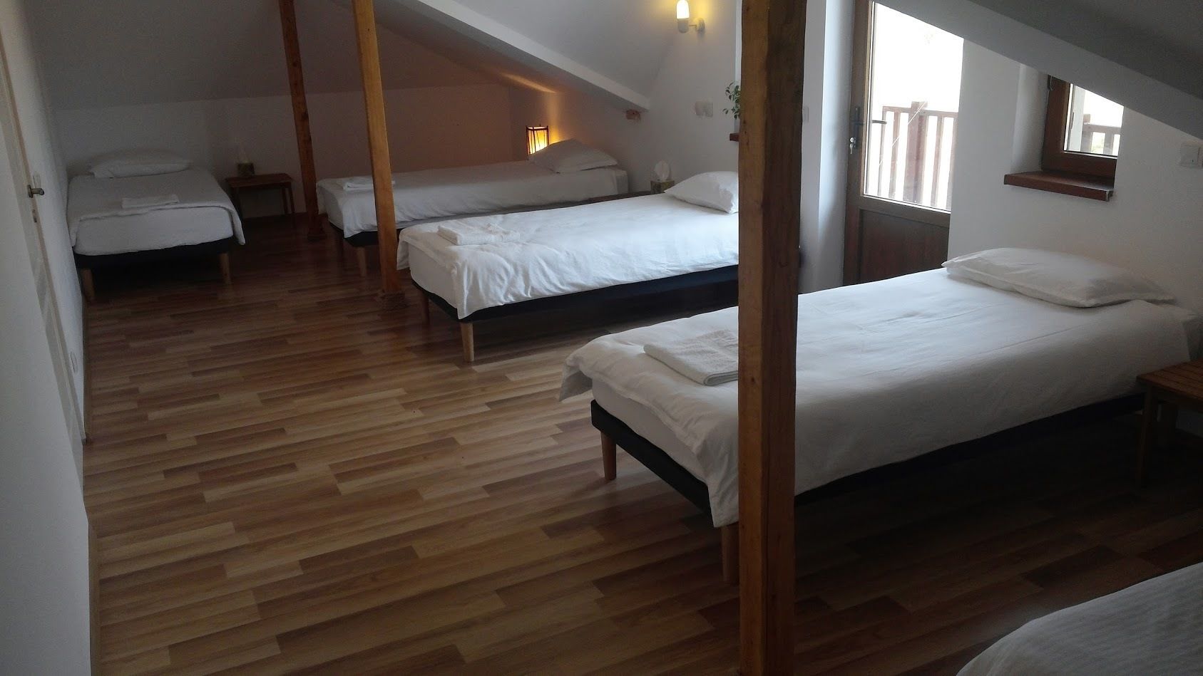 Firemannsrom – familie, flere senger, privat bad, bakgårdsutsikt | Barnesenger, ekstrasenger (mot et tillegg) og wi-fi (inkludert)