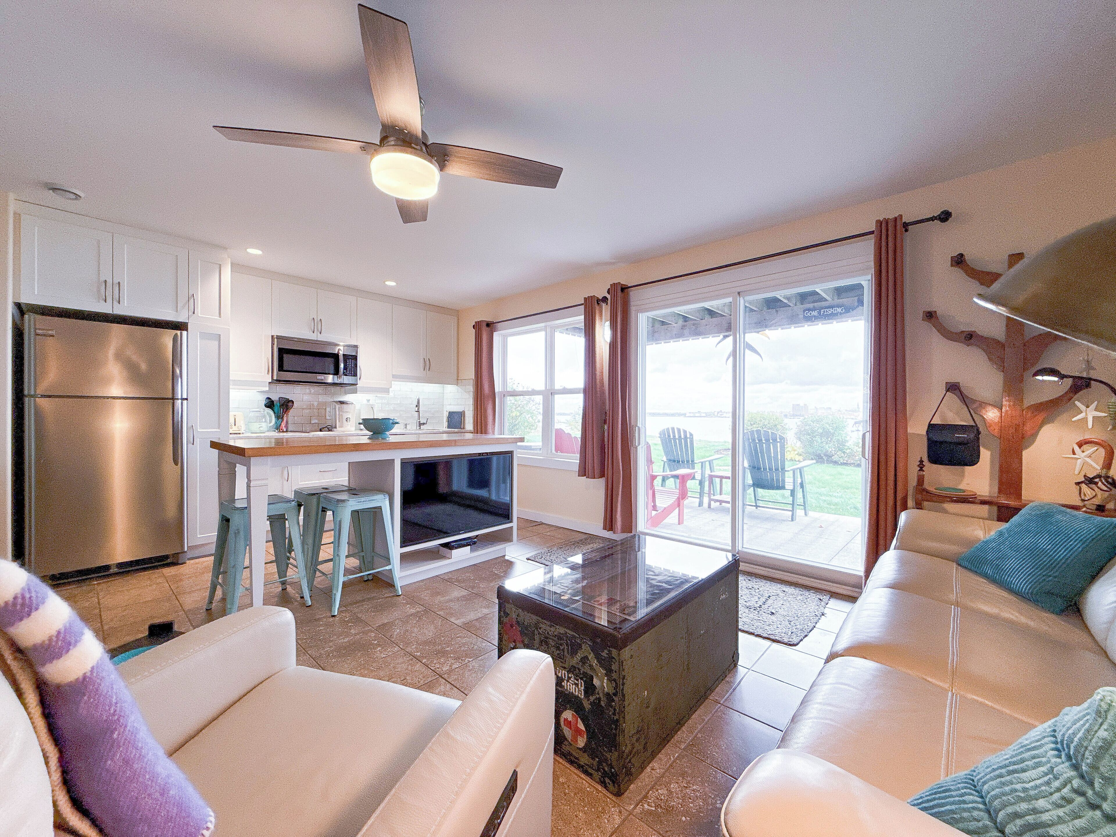 Smart TV, fireplace, books, offices