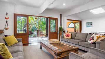 Televisie, een dvd-speler en een stereo