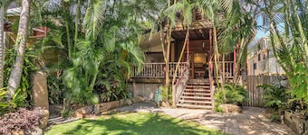 Longhouse - spacious 4 BR Belongil Beach retreat