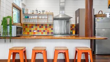 Een koelkast, een microgolfoven, een vaatwasser