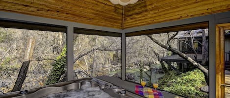 Bañera de hidromasaje cubierta