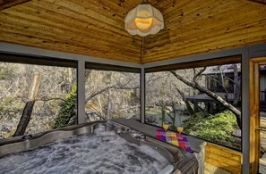 Indoor spa tub - Creekfront Luxury Nestled in Oak Creek Cyn, Sedona .Pet Friendly. (Sedona)