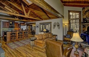 Smart TV, caminetto, lettore DVD, libri