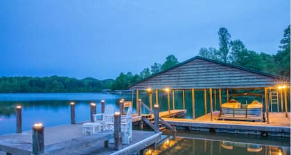 Acércate al lago en un elegante chalet con vistas a la montaña.