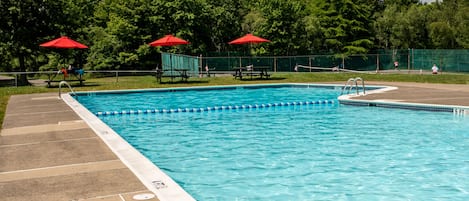 Una piscina techada, una piscina al aire libre