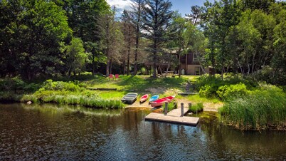 Inn Kognito 1 Lakefront, hot tub fire pit Kalahari 2nd house next door available