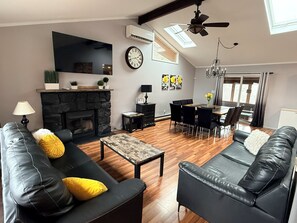 Smart TV, fireplace, streaming services - Inn Kognito 1 Lakefront, hot tub fire pit Kalahari 2nd house next door available (Emerald Lake)