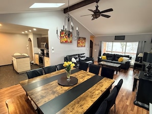 Interior - Inn Kognito 1 Lakefront, hot tub fire pit Kalahari 2nd house next door available (Emerald Lake)