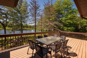 Outdoor dining - Inn Kognito 1 Lakefront, hot tub fire pit Kalahari 2nd house next door available (Emerald Lake)
