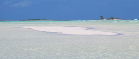 Ligstoelen aan het strand, strandlakens