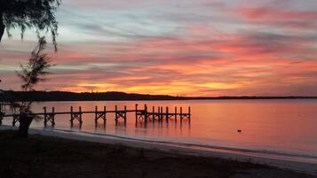 Chaises longues, serviettes de plage