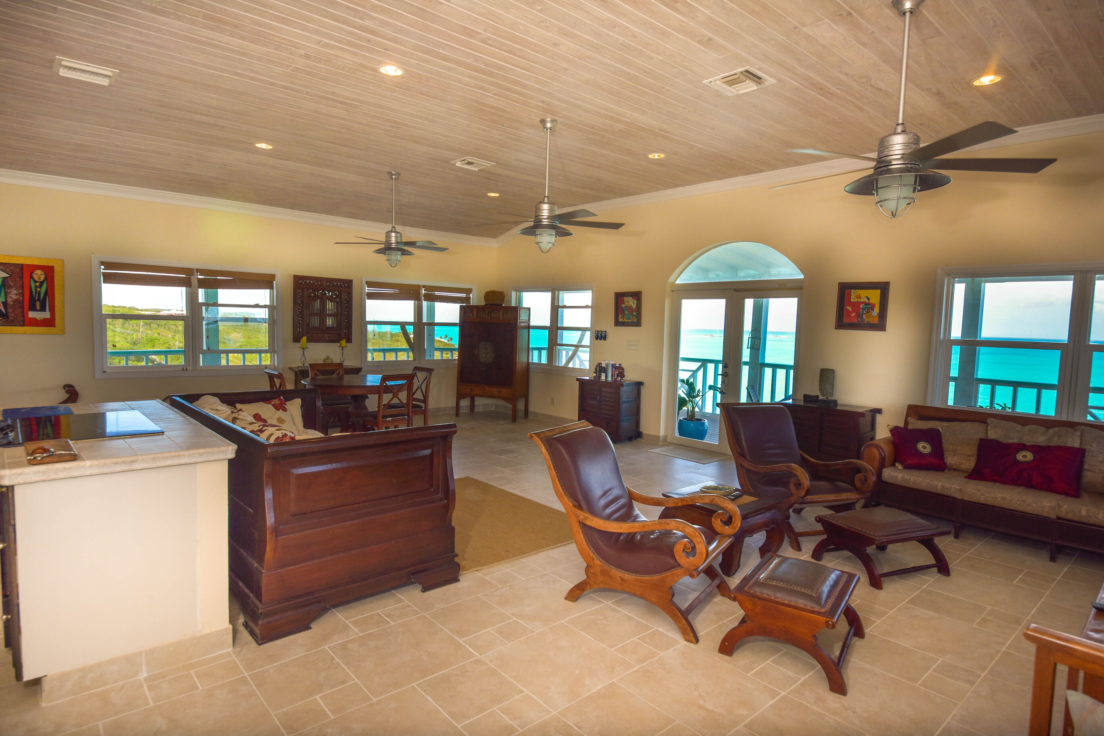 Televisio, DVD-soitin, kirjoja, videokirjasto