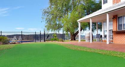 Beggars Bridge Vineyard Homestead Pool Tennis